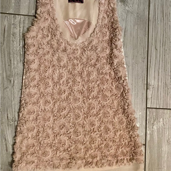 Elegant Rose Patterned Tan Blouse - Picture 6 of 7